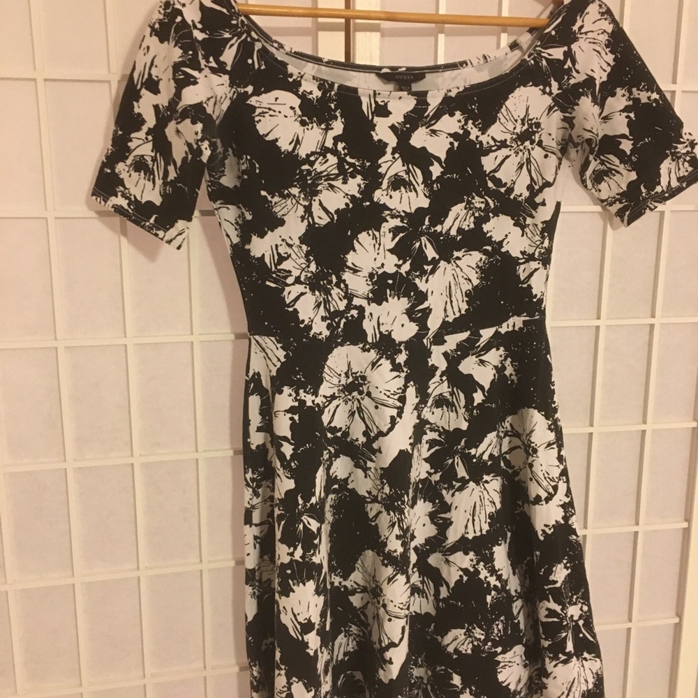 GUESS black & white, floral off shoulder dress